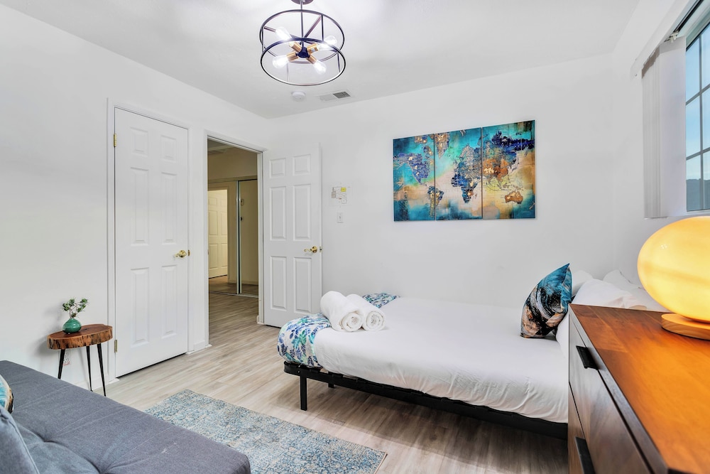 6 Mi to Joshua Tree: Home w/ Outdoor Oasis & View!