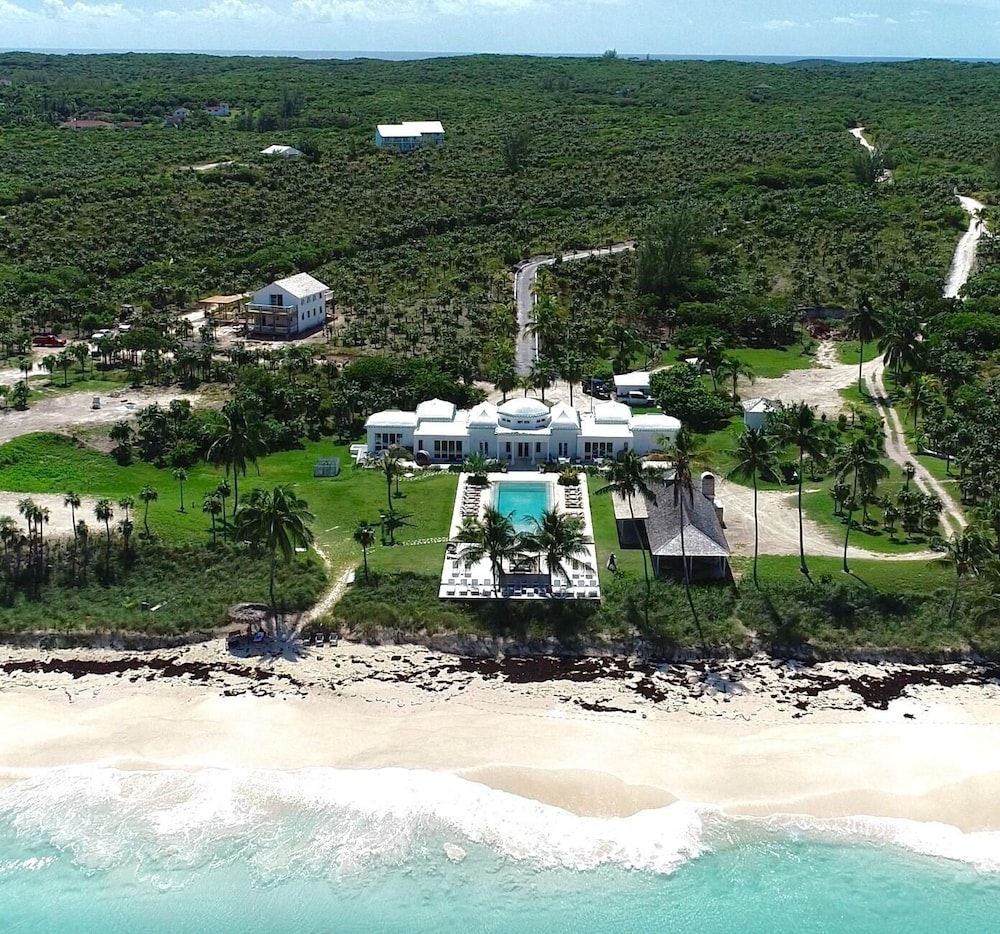 Cricket Beach House-luxurious Beachfront House 5 Bedroom Home