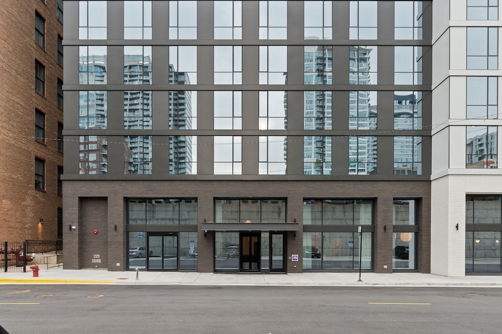 Luxury 3 Bed 3 Bath High Rise With Gym Amenities