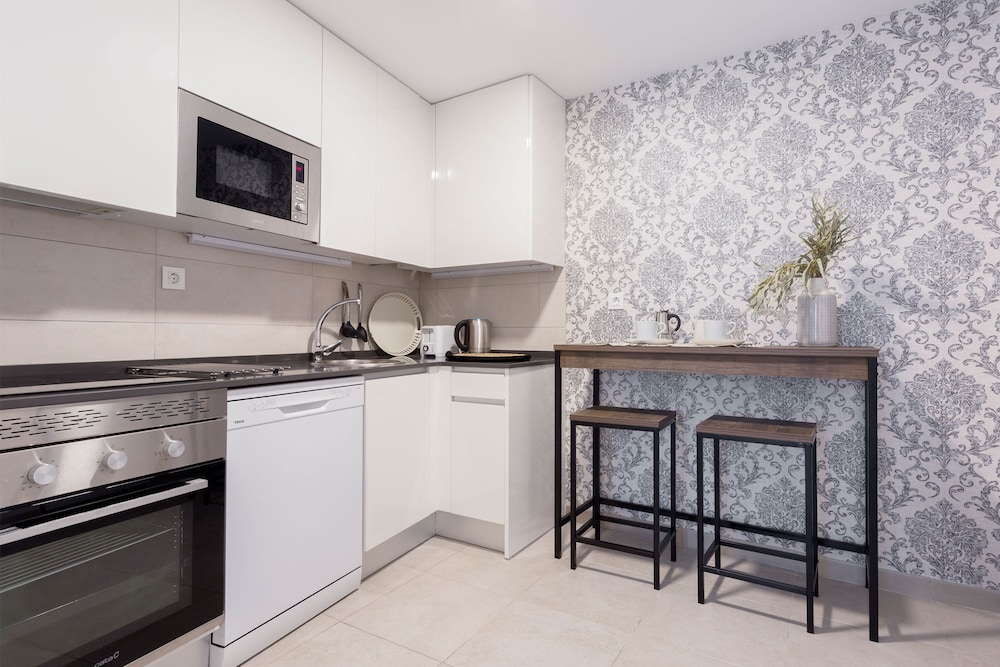 Lovely 2-bedroom Apartment in Exclusive Area of Madrid Madrazo V