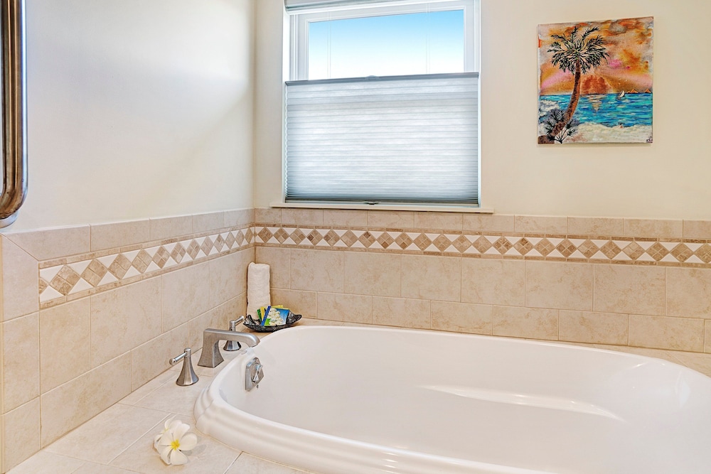 Ocean View - AC & Wifi - Walk to Beach & Shopping - Vrkcv