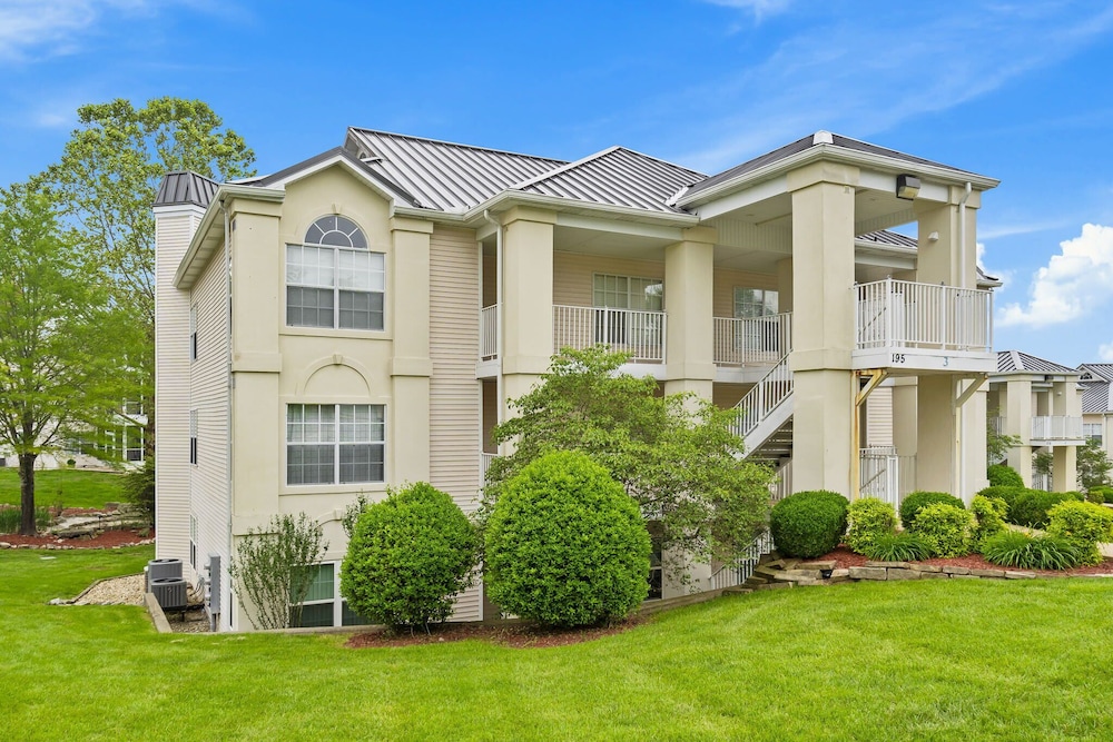 Brookside Getaway - Spacious Sunroom in Branson, US
