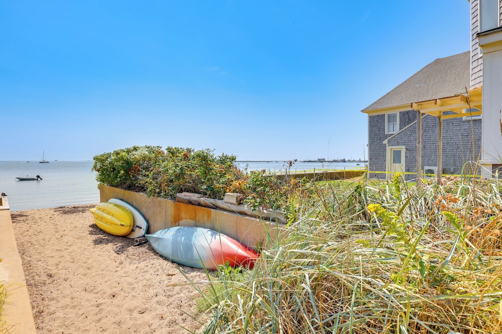 Steps to Beach: Stylish & Lofted Provincetown Gem