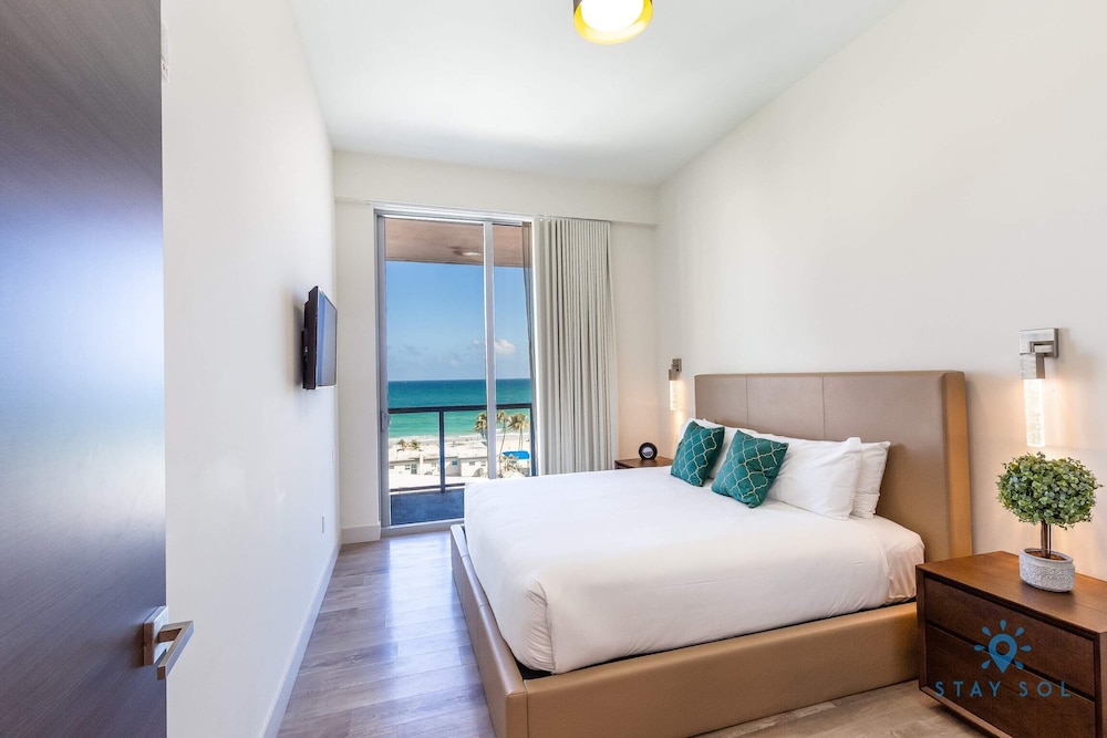 Costa Hollywood - Image 2