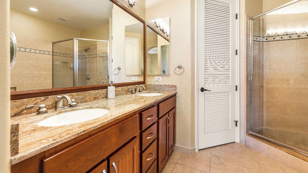 Spacious Ground Floor End Unit - Walk to Beach & Shopping - Vrkcv