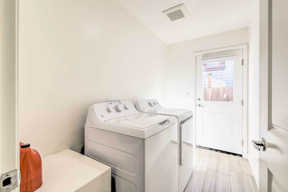 Sunny Oakland Retreat w/ Patio & Cute Garden!