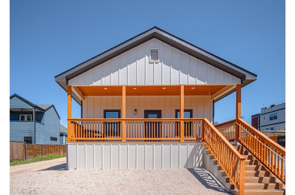 3br-2ba Cityscape Haven With Panoramic Tower View