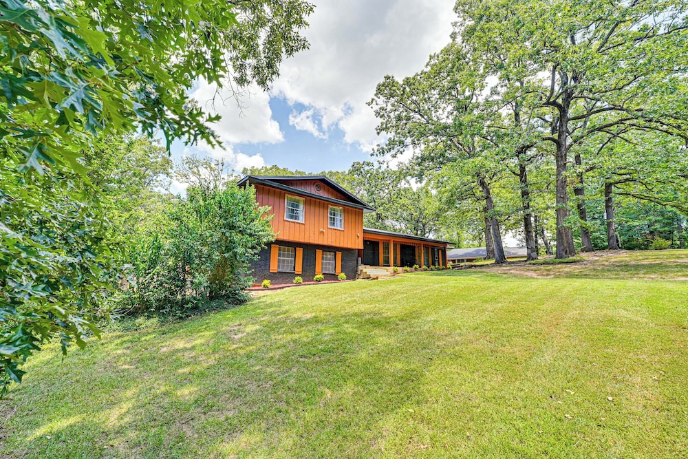 Easy I-30 Access: Cozy Texarkana Apt w/ Essentials
