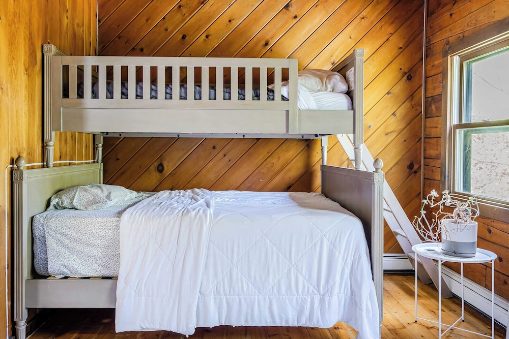 Pool+hot Tub, Firepit Near Hikes, Shops, Dining Cragswood Lodge by Avantstay