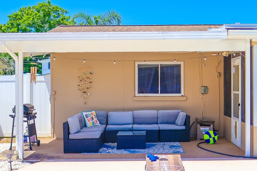 Four Bed Home With Pool Game Room Bar Near Beach