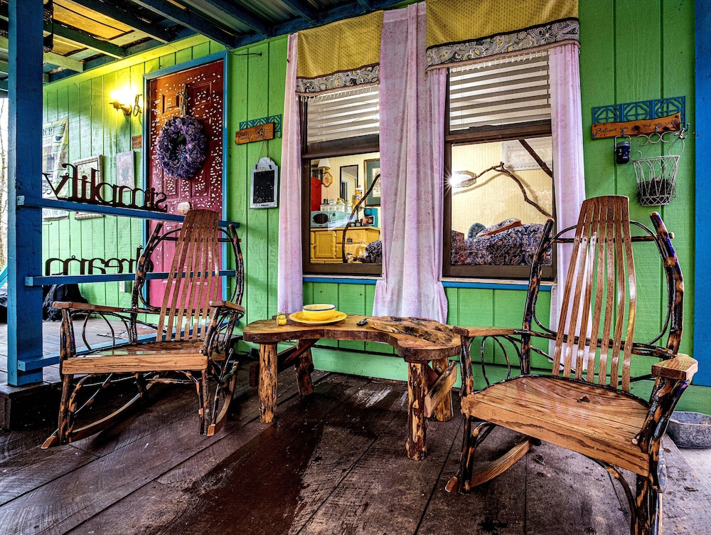 Bear Creek Lodge and Cabins in Helen Ga - Pet Friendly, River on Property, Walking Distance to downtown Helen