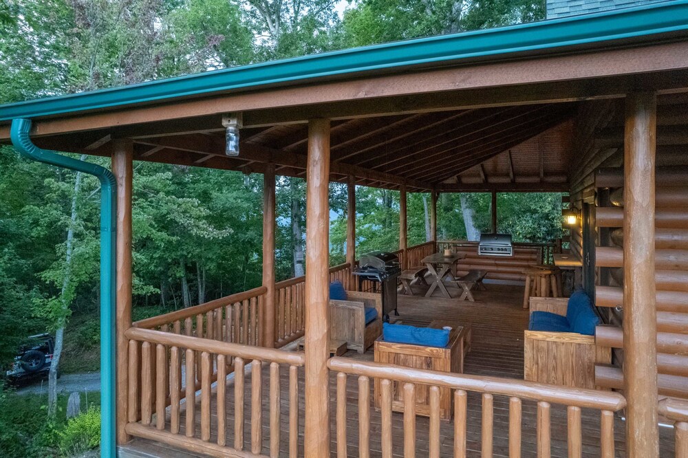 Luxury 4200 Sqft Log Cabin on 50 Acres Sleeps 16