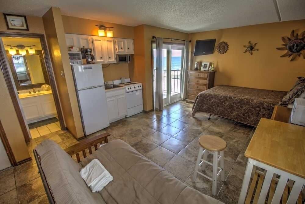 Florence I 608 Minium Studio Bedroom Condo by RedAwning view 4