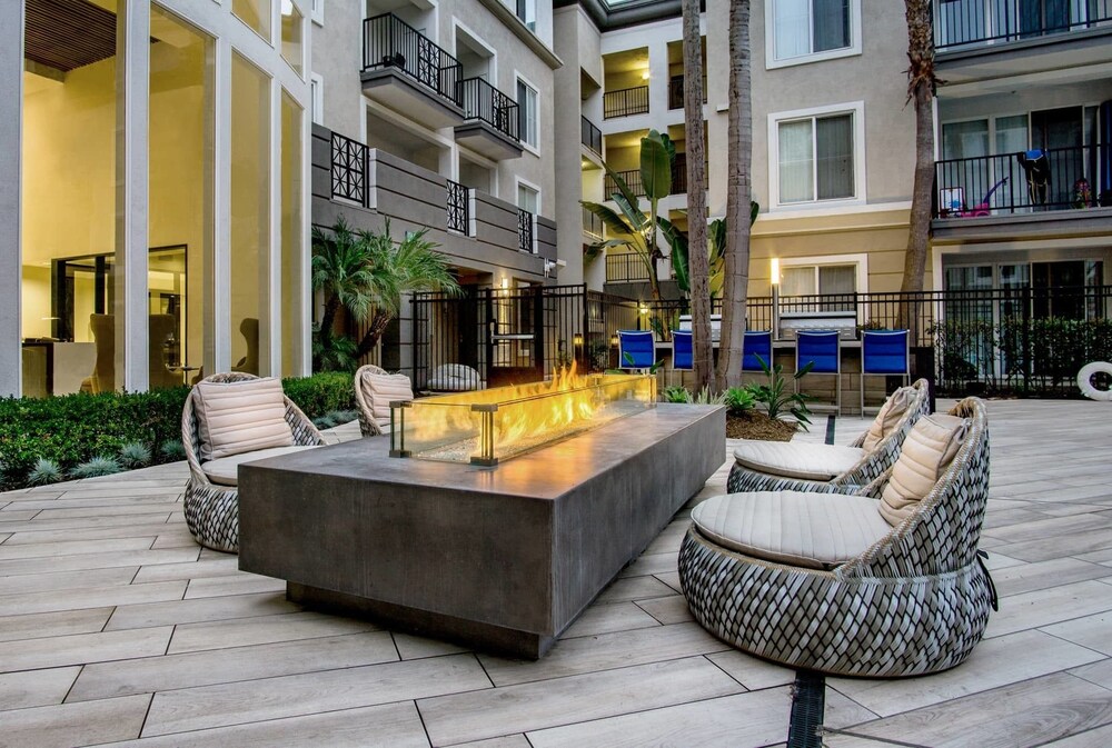 MARINA PRESIDENTIAL SUITE w AMAZING VIEWS & AMENITIES