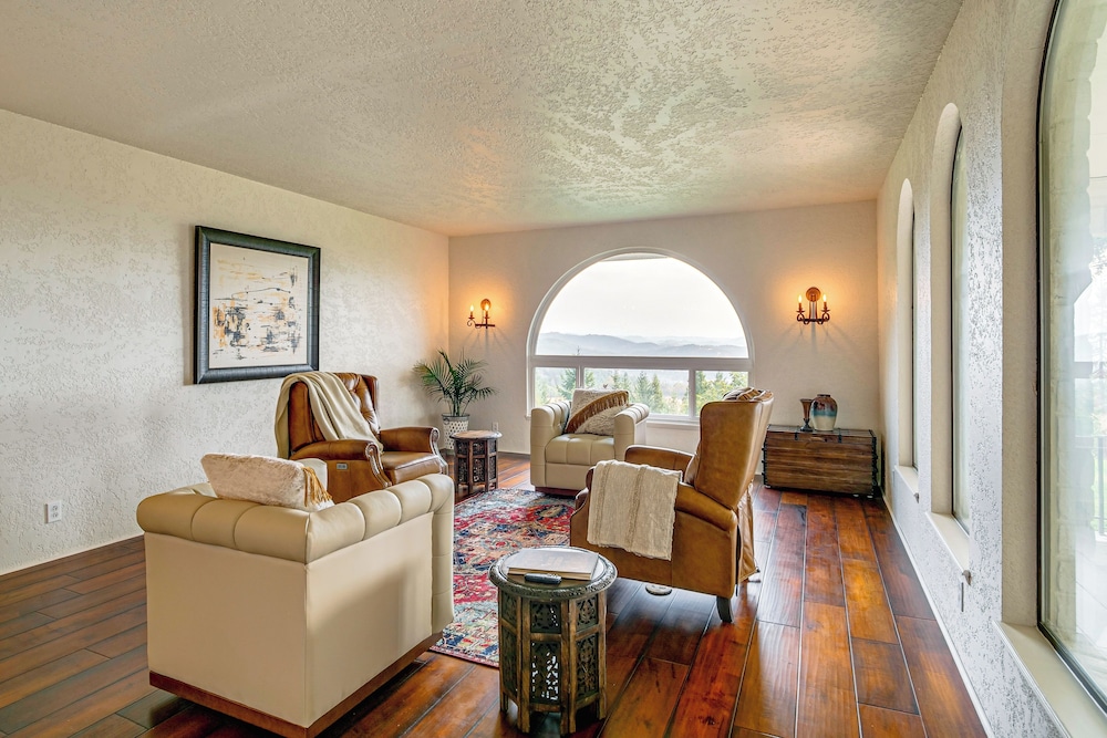 4 Mi to River: Umpqua Valley Villa w/ Fire Pit!