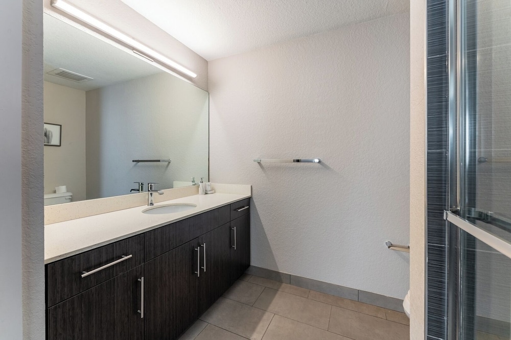 Daytona 2BR Getaway Parking Family & Pet-friendly