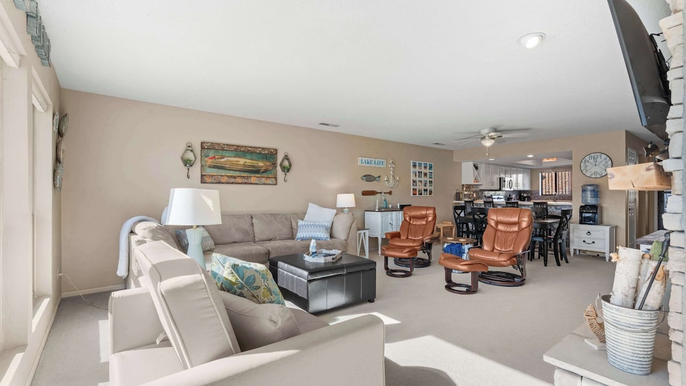 Easy Breezy Lakefront for 6
