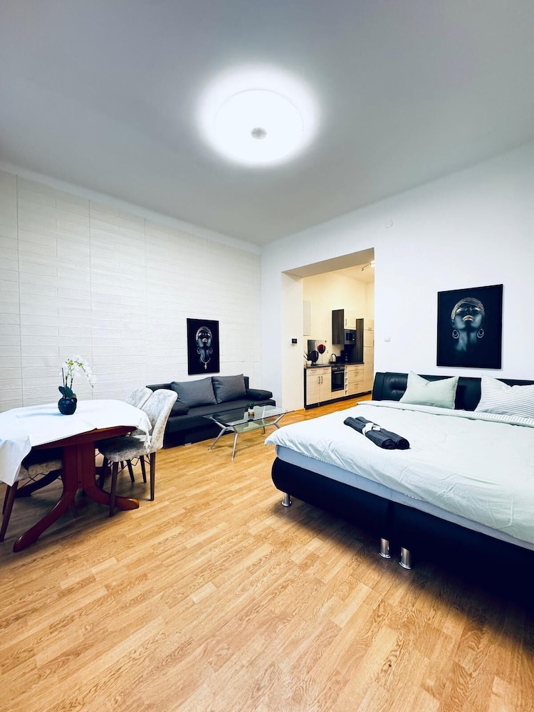 Lovely 2BR for 5 Peaceful Central Stay