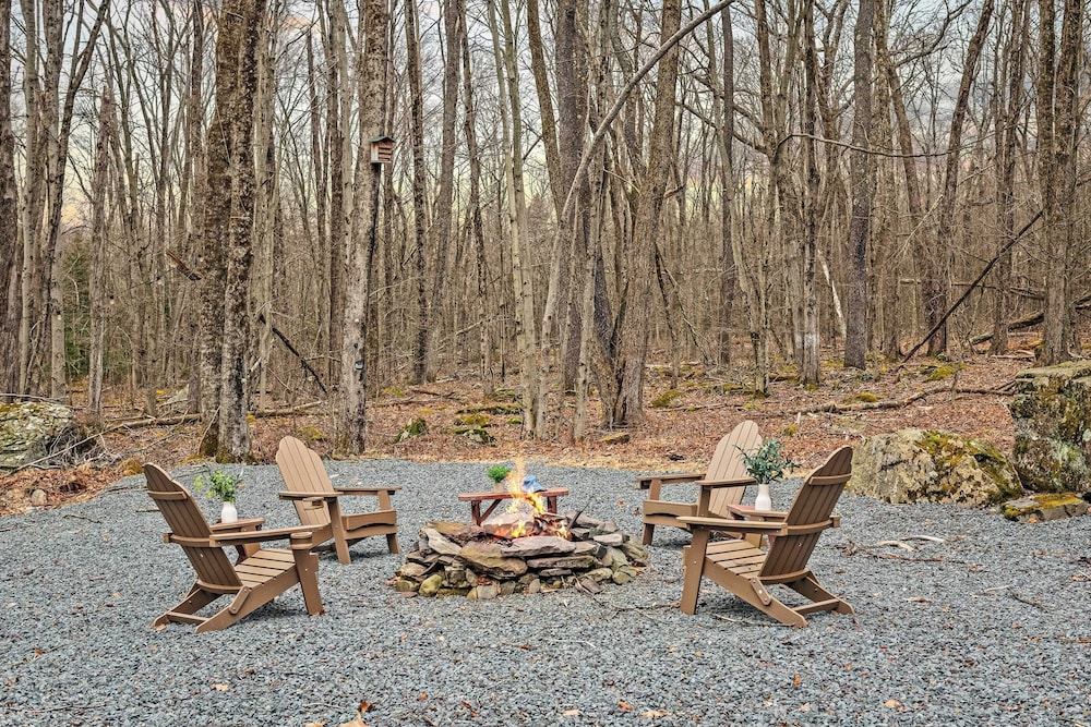 Atlas Point Lodge Sauna, Fireplaces, Kayaks, Lakes + Pet-friendly Yard