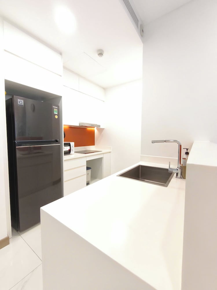 Skyway White & Silver Riverside Resident - Binh Thanh, HCM