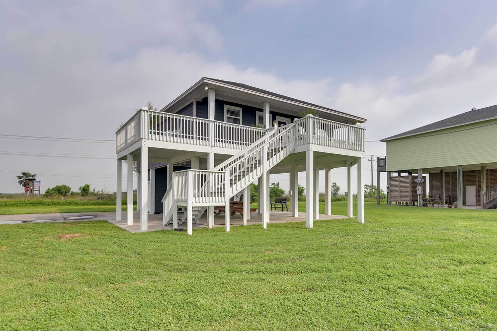 Walk to Shore: Home w/ Deck in Crystal Beach! view 5
