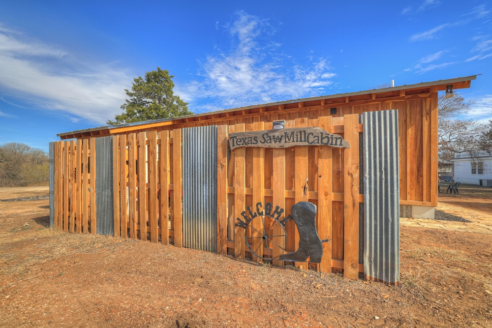 Texas Sawmill Cabin W/hot-tub, Pet-friendly, Minutes to Downtown!