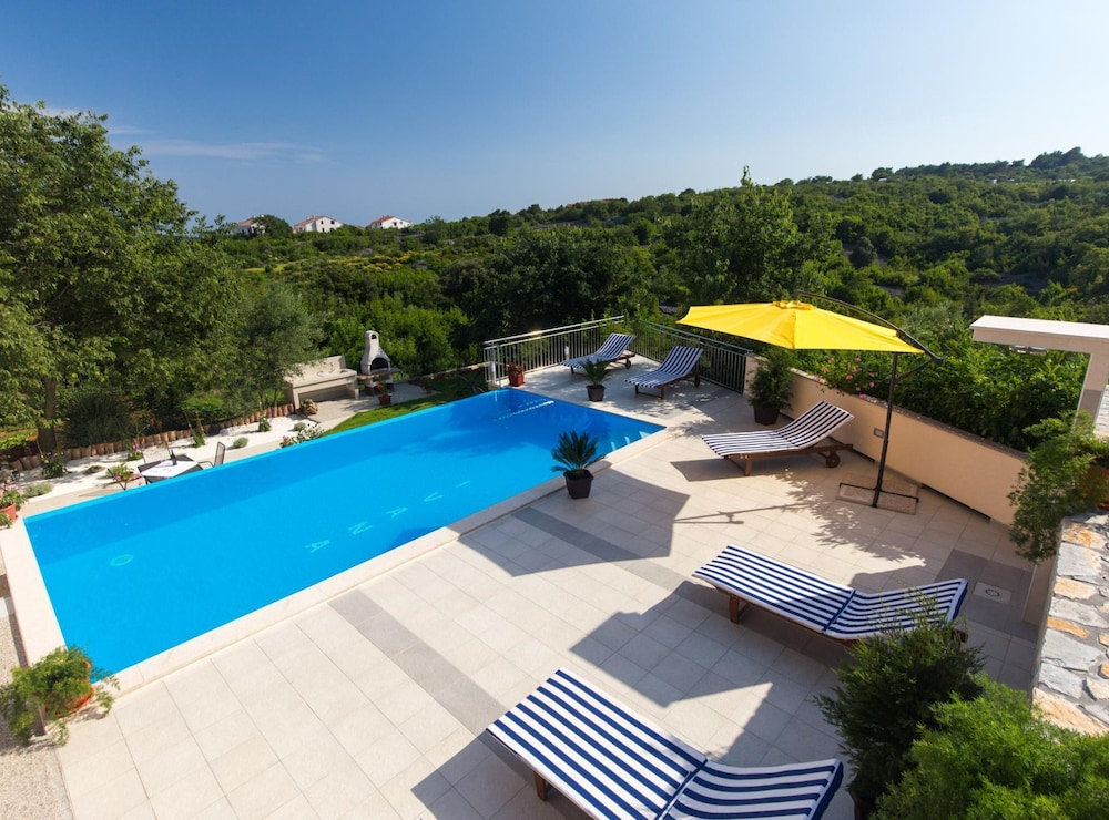 Scenic Elegant Apartments Krk With Balcony and Pool