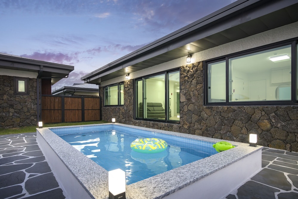 Gimnyeong stonewall Private Pool Villa