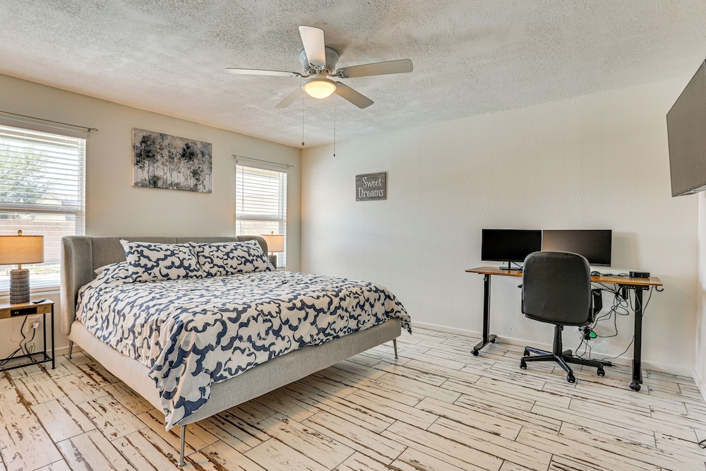 Welcoming Retreat w/ Pool & Patio in Peoria!