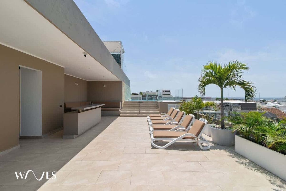 1 Br. W/5th Avenue View Steps From the Beach