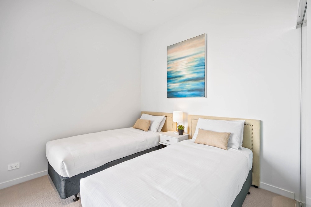 Waterfront 2-bed Oasis - Pool, Steam, Jacuzzi, Gym