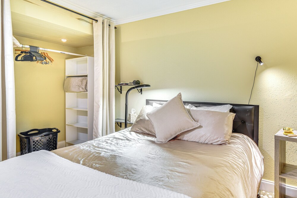 Backs to Wetlands: Tranquil Beaverton Retreat!