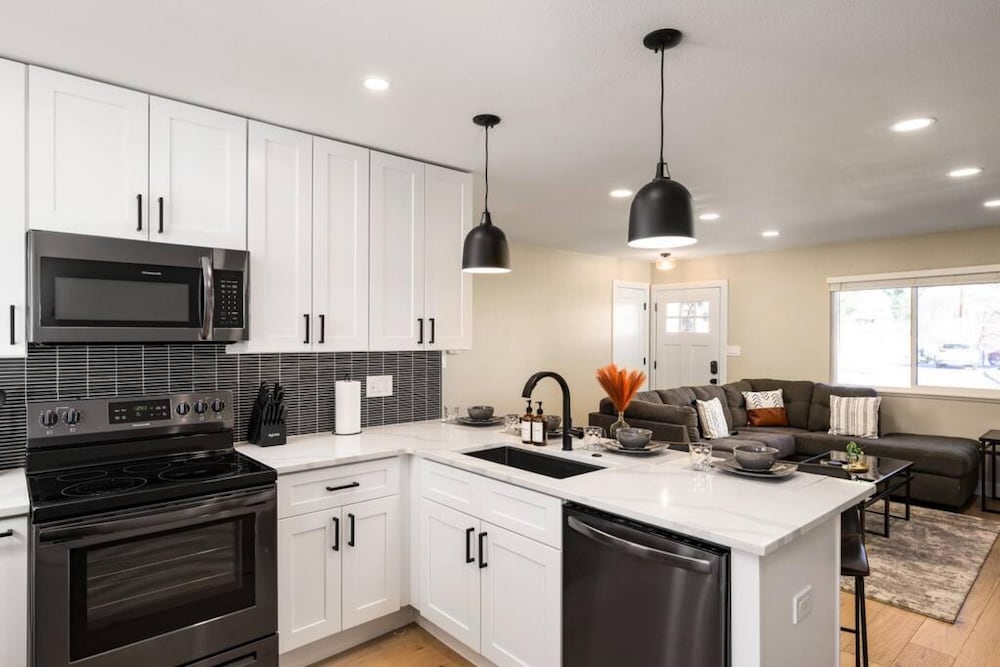 Cheerful Denver Hideaway W 2 Queen Beds Unit B view 3
