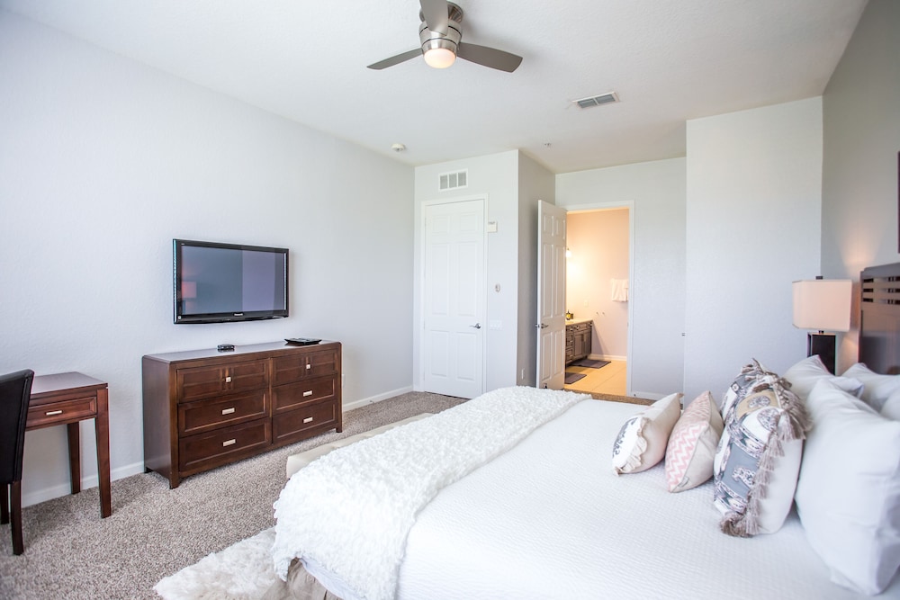 Altavista Lakeview 3 Bedroom Condo by RedAwning