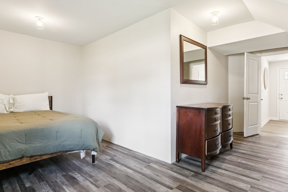 Modern Downtown Retreat Near Swamp Rabbit Trail 4 Bedroom Townhouse