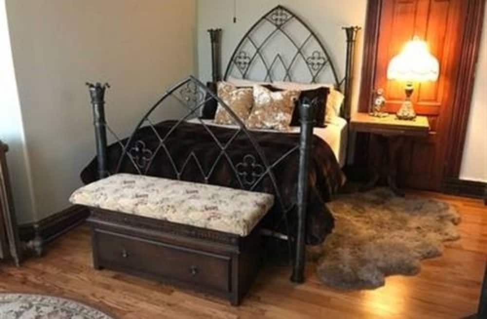 Vineyard Mansion & Carriage House Bed & Breakfast