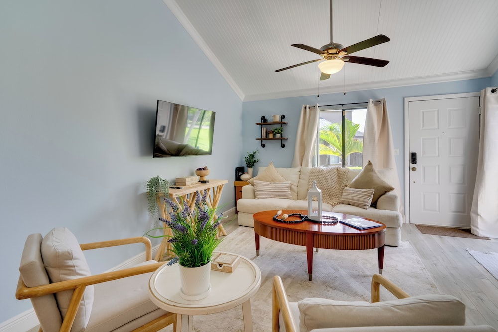 7 Mi to River District & Beach: Fort Myers Retreat