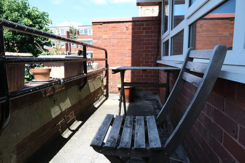 Spacious 3 Bedroom Apartment in Battersea With Terrace