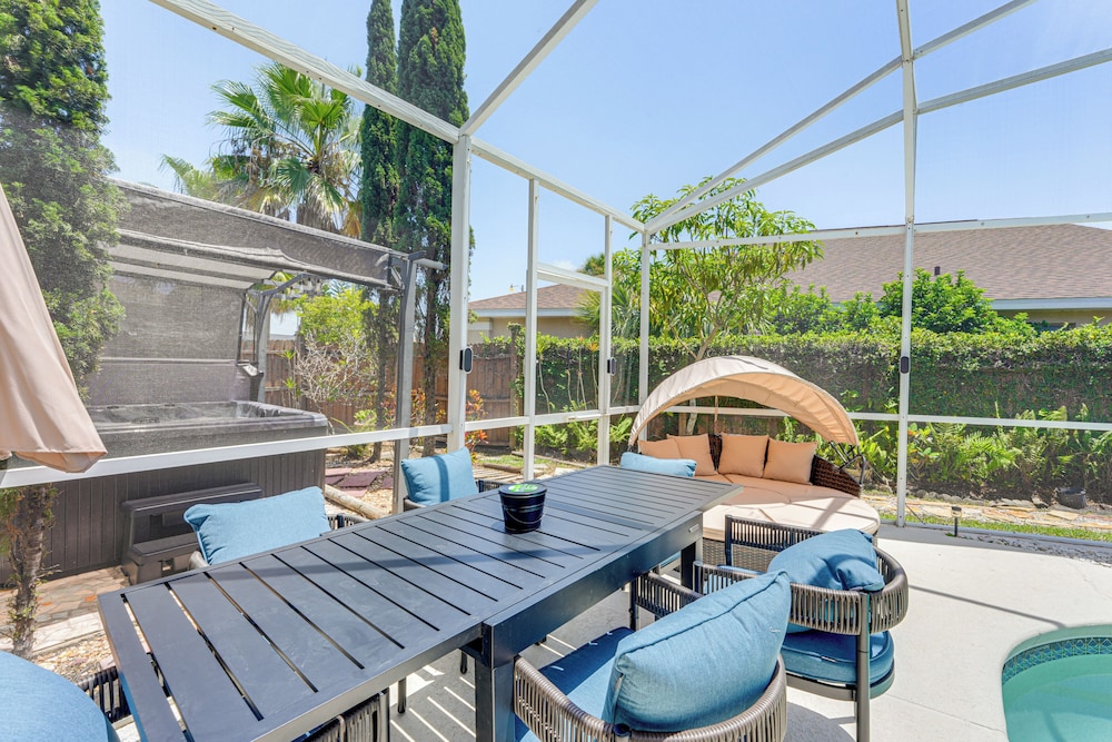 Hot Tub & Movie Theater: Family Oasis in Kissimmee