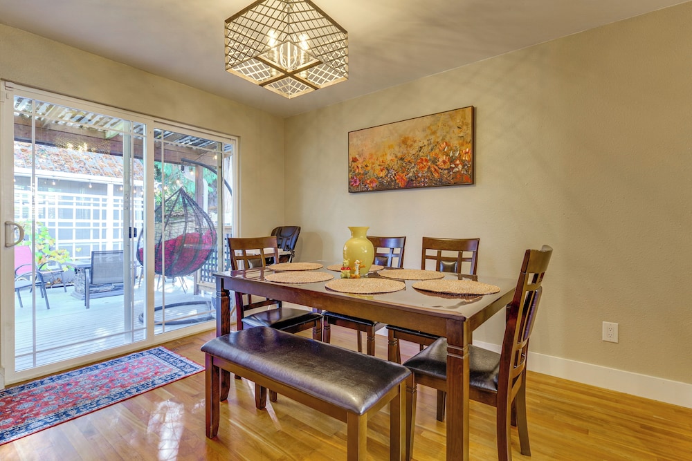 Family Retreat w/ Hot Tub & Game Room in Everett!