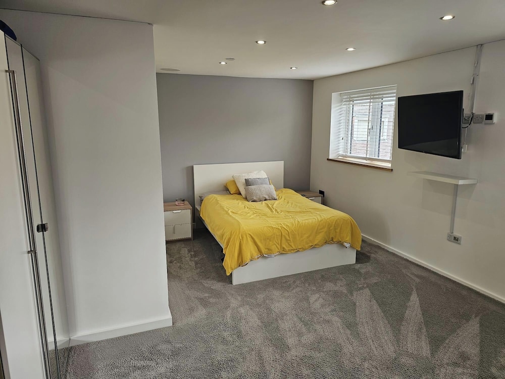 Modern, Large Open Plan 4 bed Property in Abergele