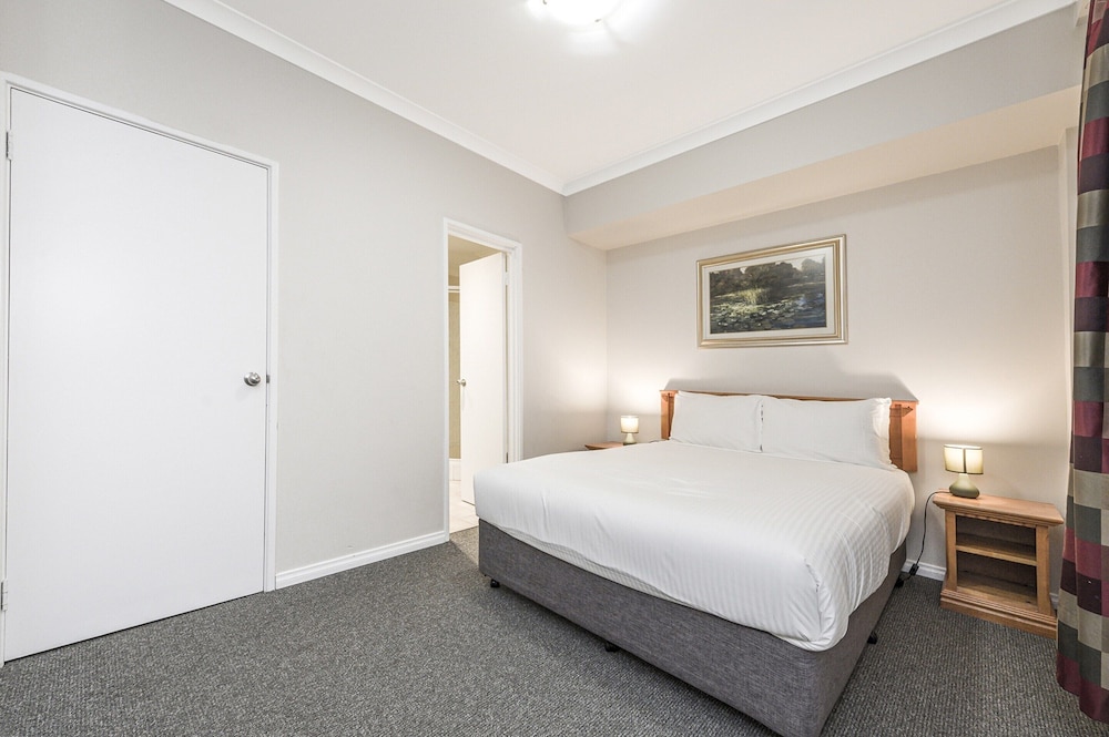 Central East Perth Flat With Pool & Gym Access