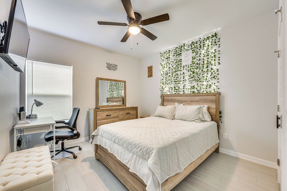 4 Mi to Dtwn: Modern Apartment in Edinburg!