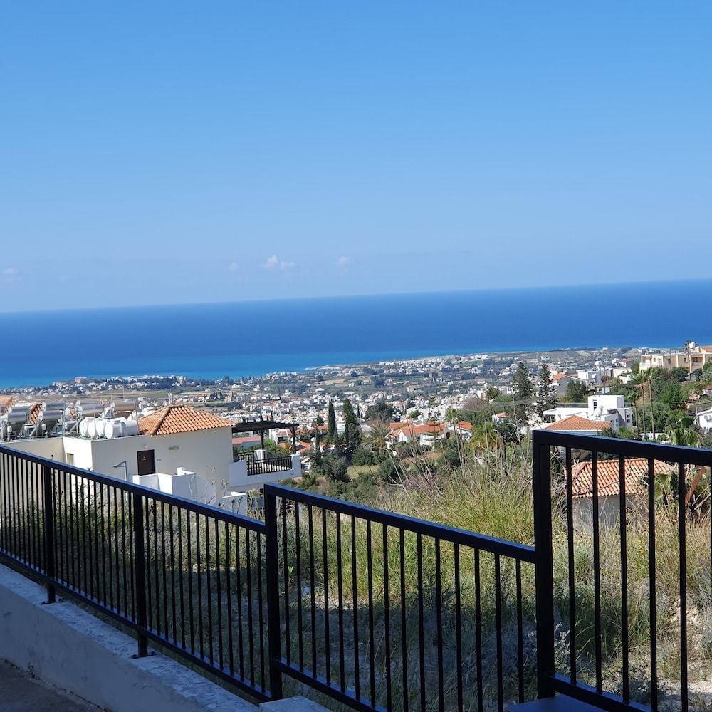 Studio/scenic Views/pool/air Con/near Attractions