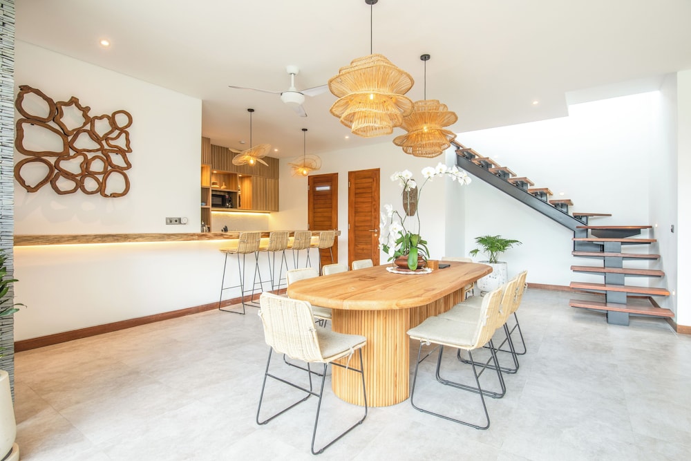 Coastal Comfort: Cozy 4BR Villa, 5 Min Walk to Finns Beach
