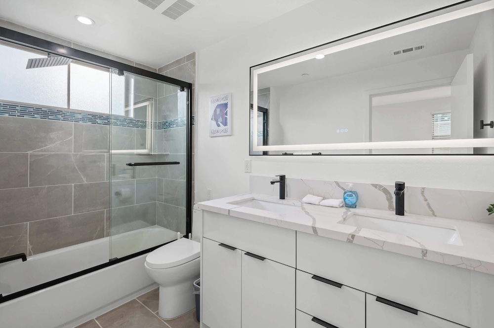Not Affected by the Fire/modern Spacious Home With Parking & Fully Equipped Kitchen #3