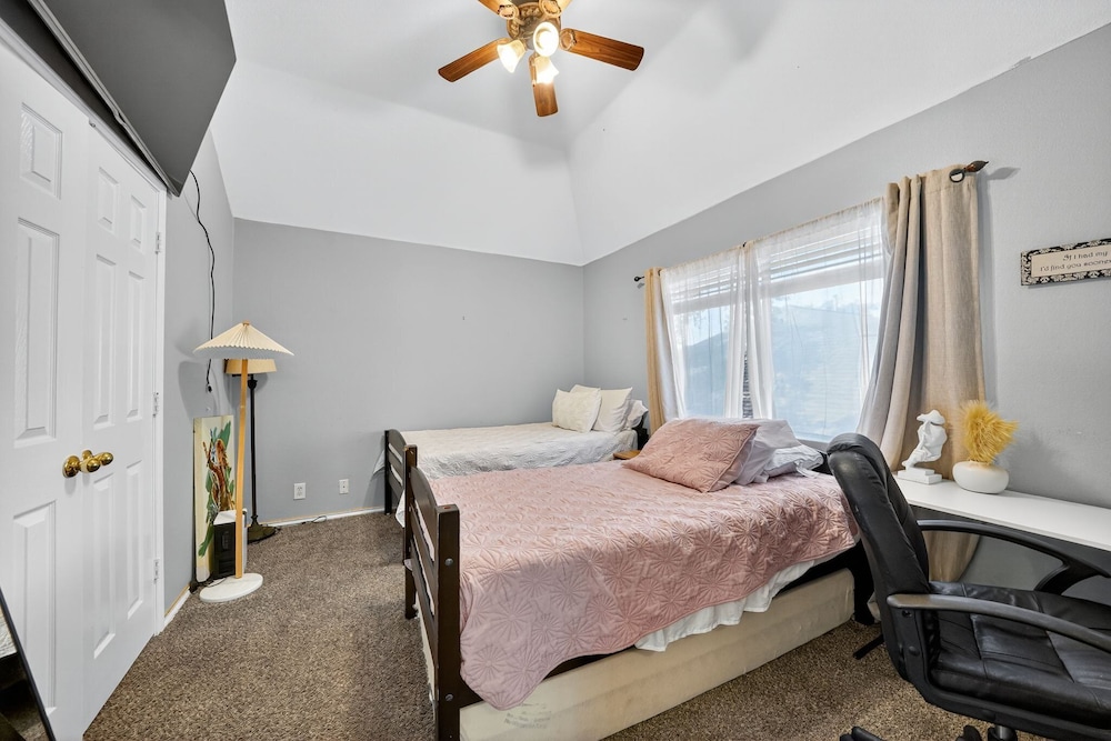 San Antonio Oasis Hot Tub & Pool Access 4 Bedroom Home