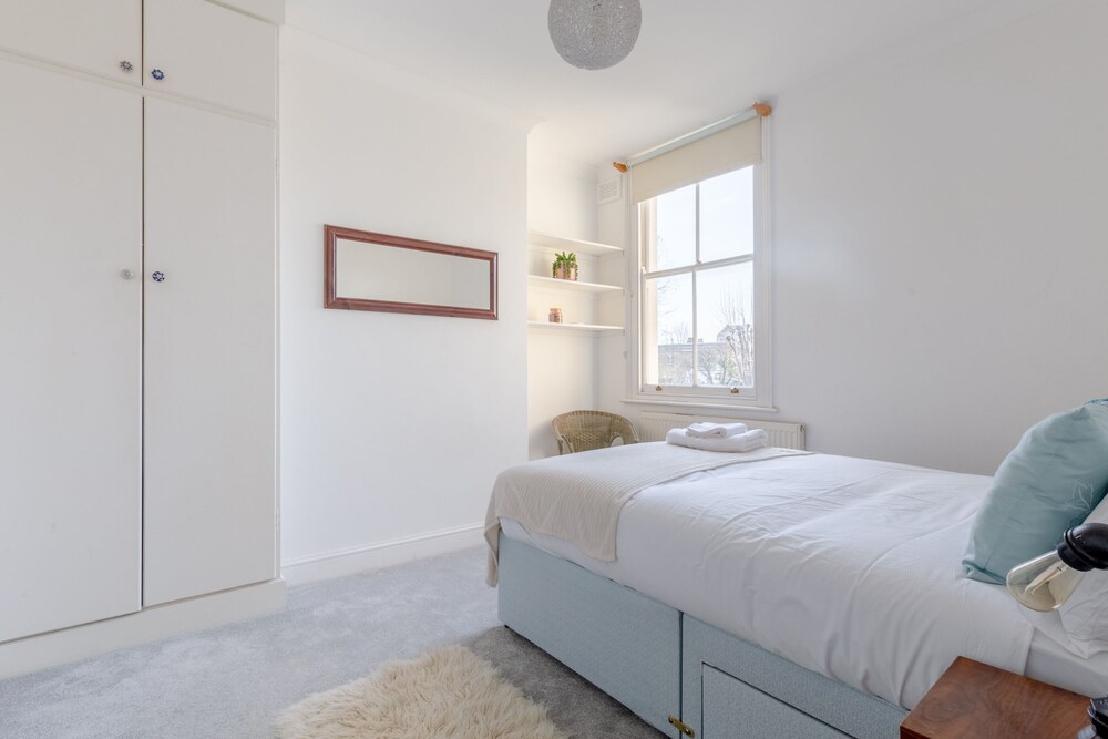 Spacious 3 Bedroom Flat in Brixton