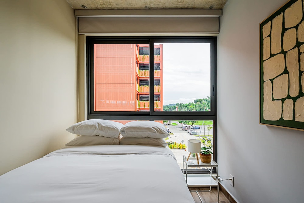 w Modern 2BR w Great Deco in Centriqo