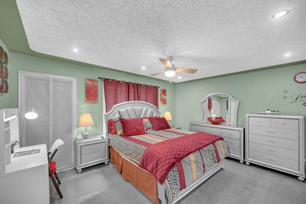 48A Luxury Lake Home w Massage Meditation Gym A C